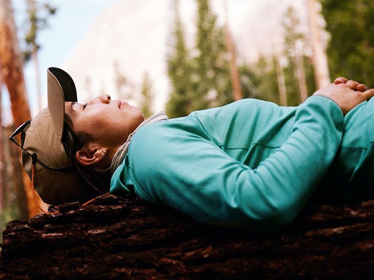 Personne dormant paisiblement, illustrant l'importance du sommeil pour la récupération cardiaque