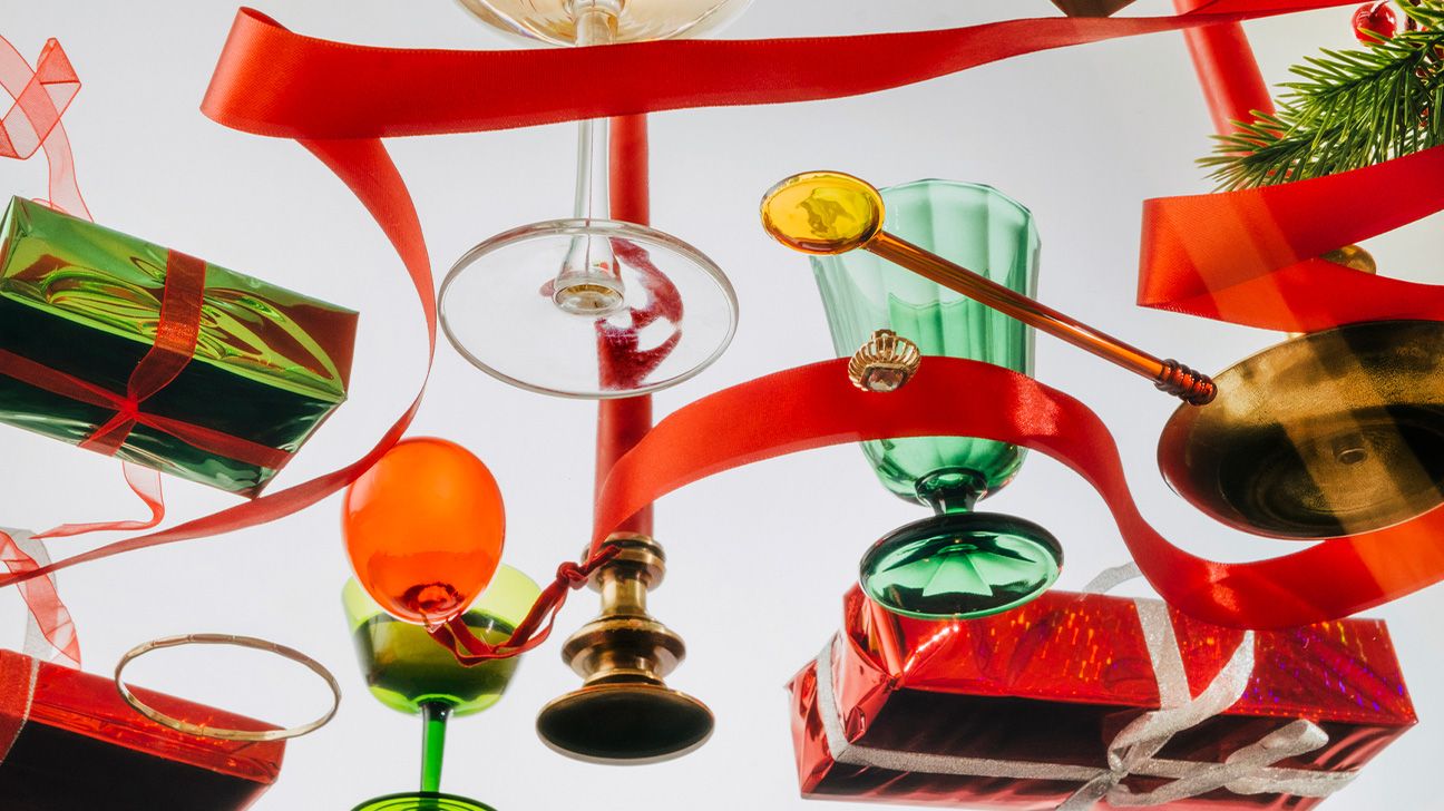 Cadeaux de Noël et décorations flottant dans les airs illustrant la charge mentale et la désorganisation