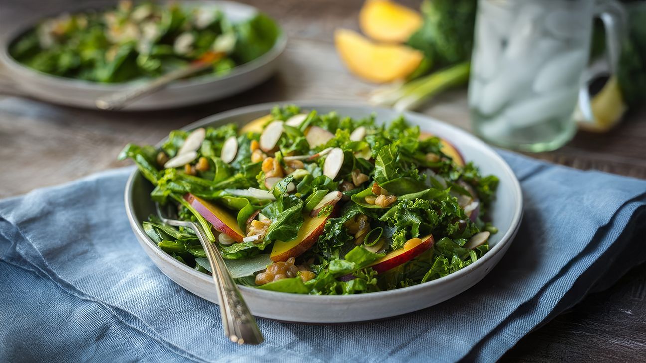 Salade de chou frisé, pêches et tempeh dans un bol
