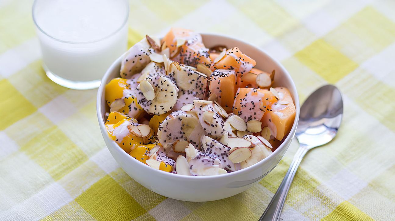 Salade de fruits tropicaux recouverte de kéfir crémeux et de graines de chia