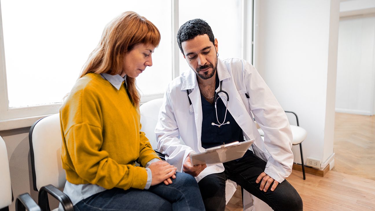 Patiente d'âge mûr discutant de sa fertilité avec un professionnel de santé