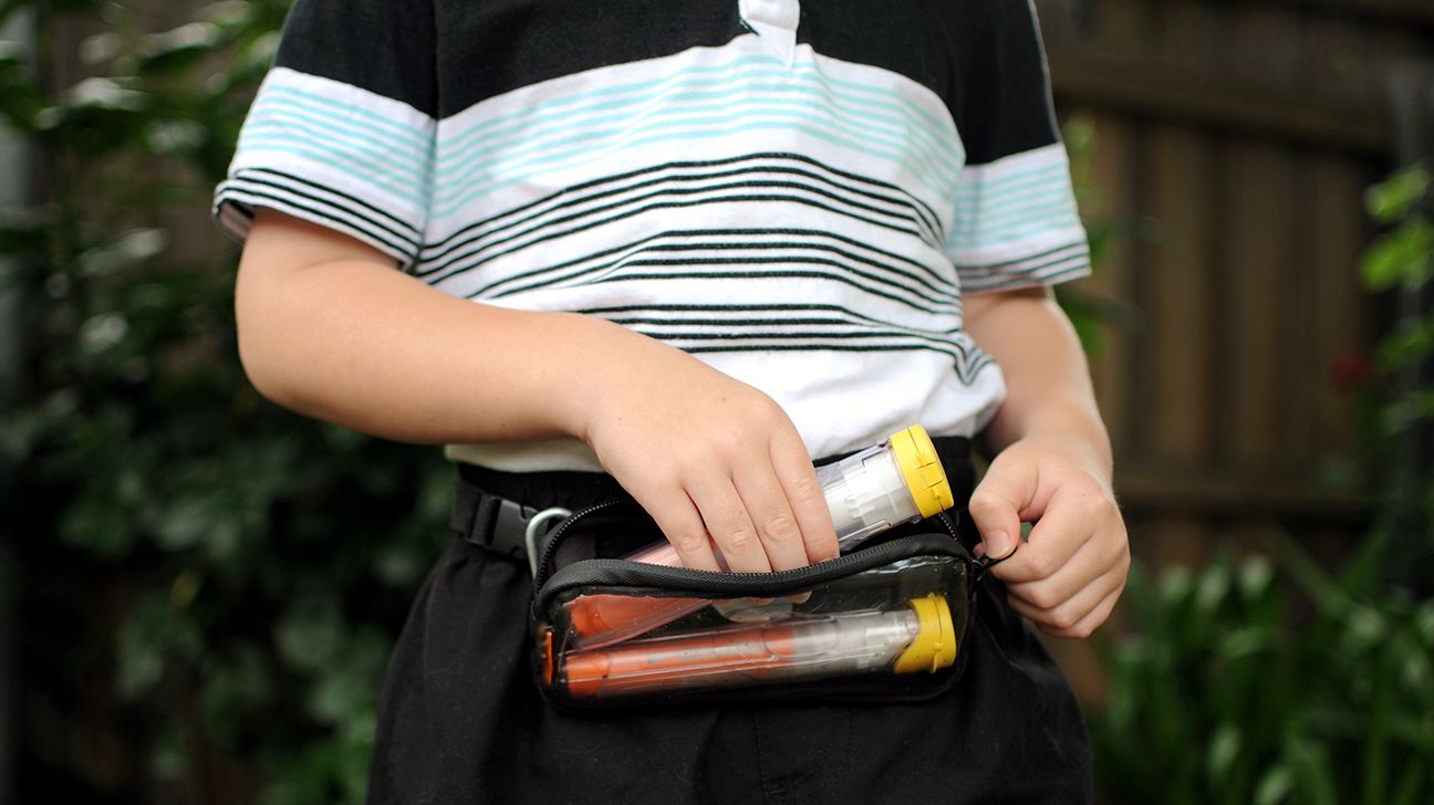 Enfant portant une pochette médicale contenant des auto-injecteurs d'épinéphrine pour la gestion des urgences allergiques
