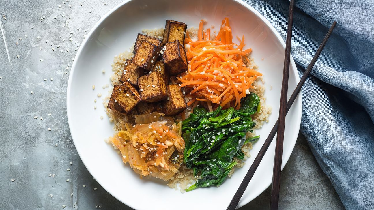 Bol d'inspiration bibimbap avec quinoa, tofu, épinards et kimchi