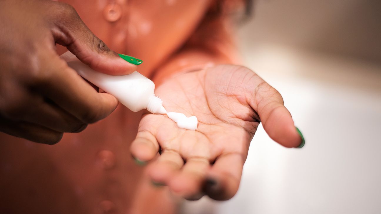 Une femme appliquant une crème ou un gel hydratant sur ses mains