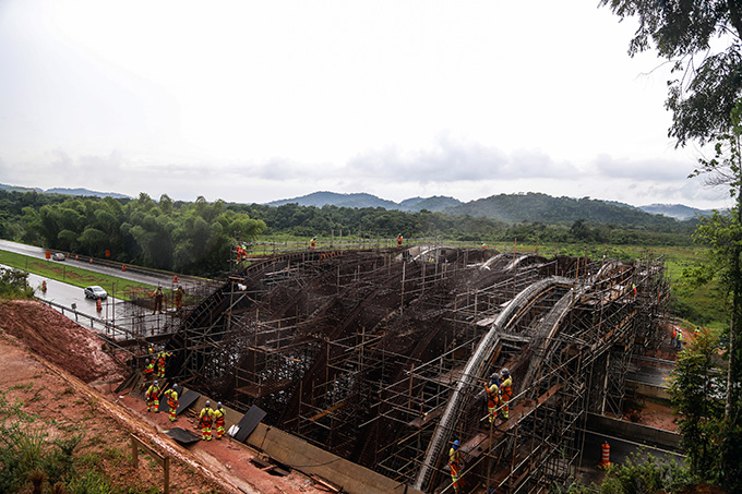 Construction d'un pont végétalisé au-dessus d'une autoroute