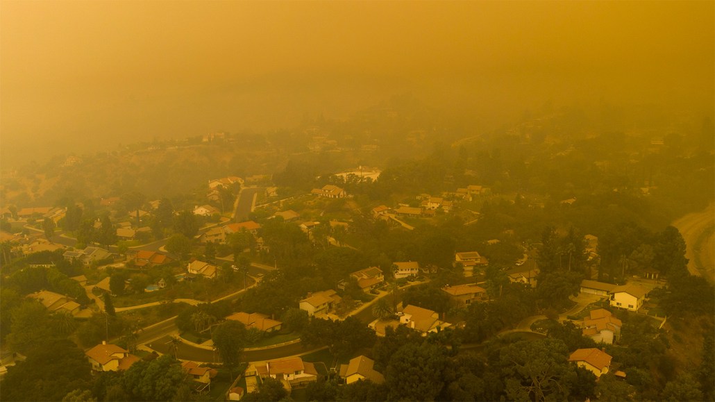 Brume orangée due aux incendies de forêt à Los Angeles
