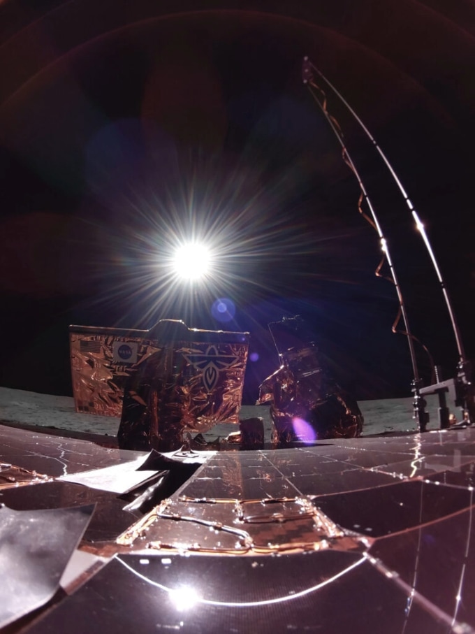 Reflet de l'éclipse sur les panneaux solaires de Blue Ghost