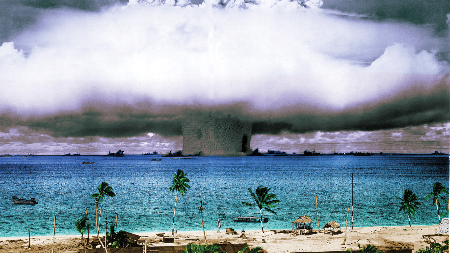 Panache de fumée d'un essai nucléaire à l'atoll de Bikini