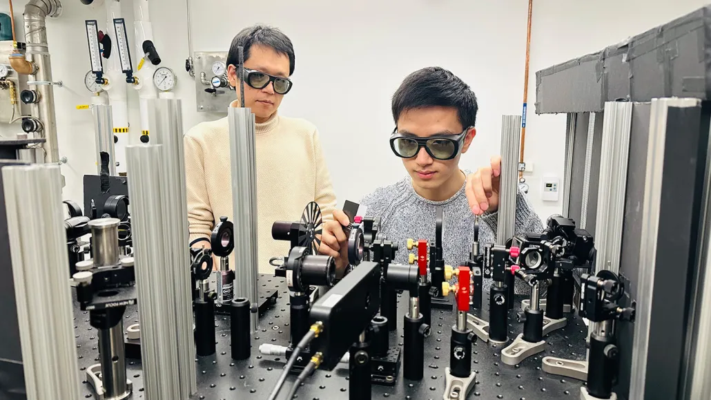 Les chercheurs Suyang Xu et Jianxiang Qiu devant leur équipement de laboratoire.