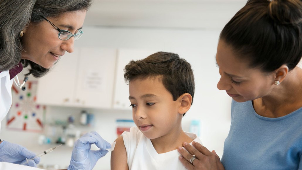 Médecin préparant une vaccination pour un enfant