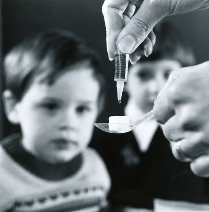 Enfant recevant un morceau de sucre