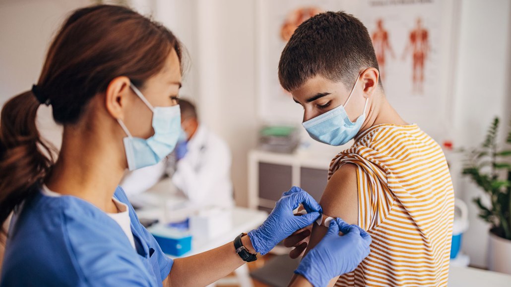 Infirmière vaccinant un jeune patient