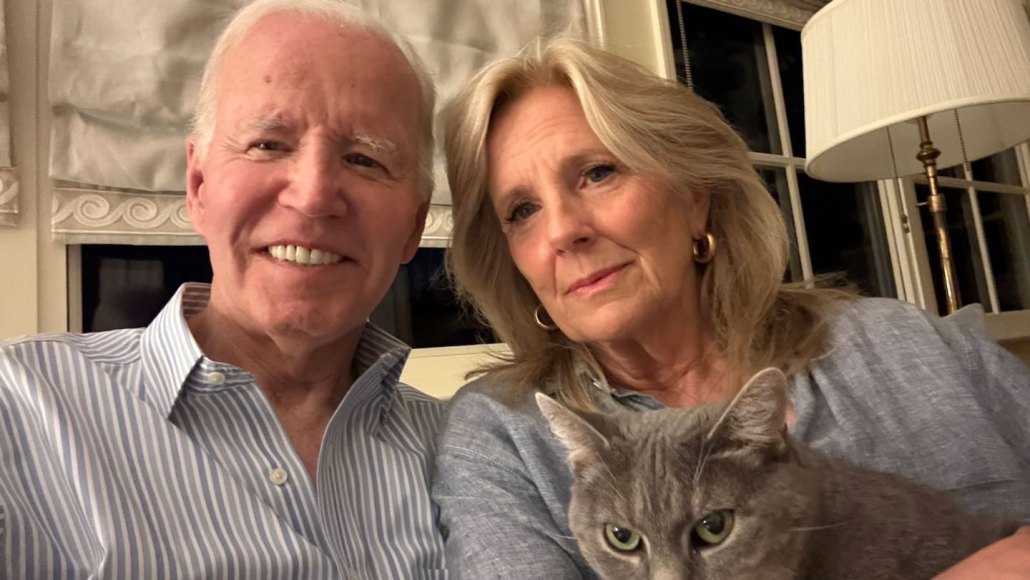 Joe Biden assis avec Jill Biden et leur chat