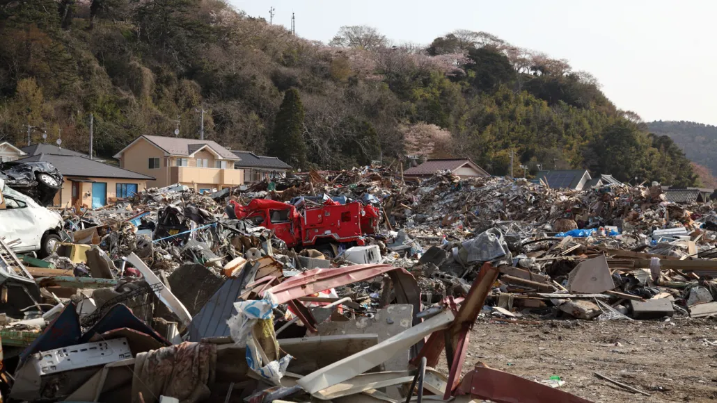 Paysage urbain dévasté après un séisme au Japon