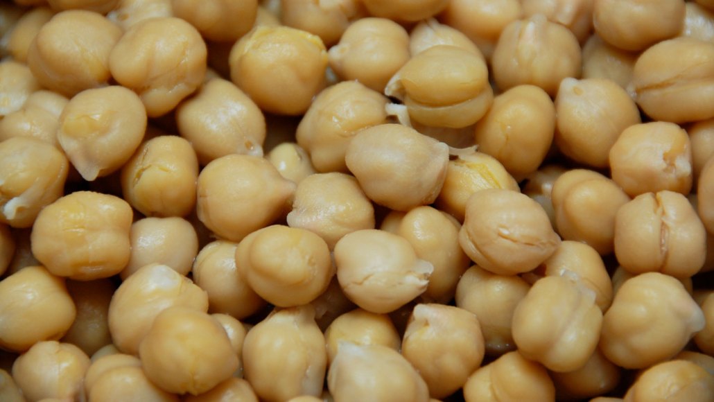 Gros plan sur des pois chiches ronds et beiges
