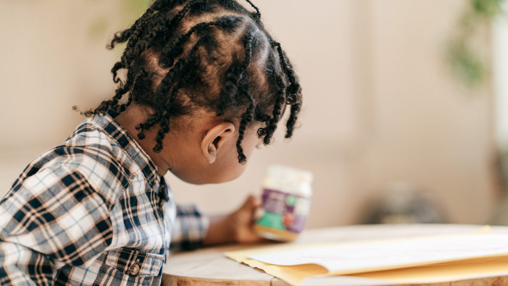 Jeune enfant autiste à table