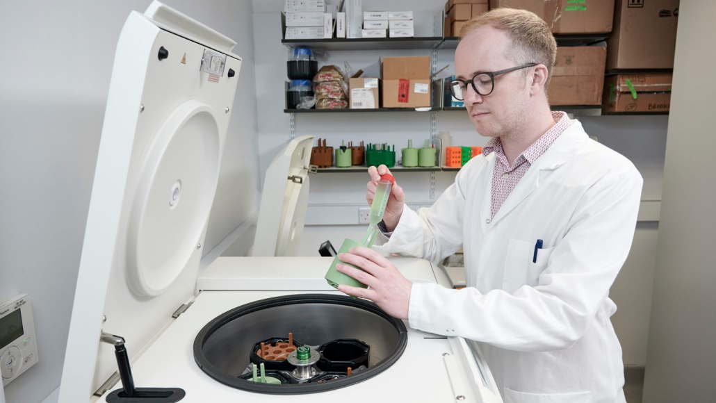 Stephen Wallace manipulant une centrifugeuse en laboratoire
