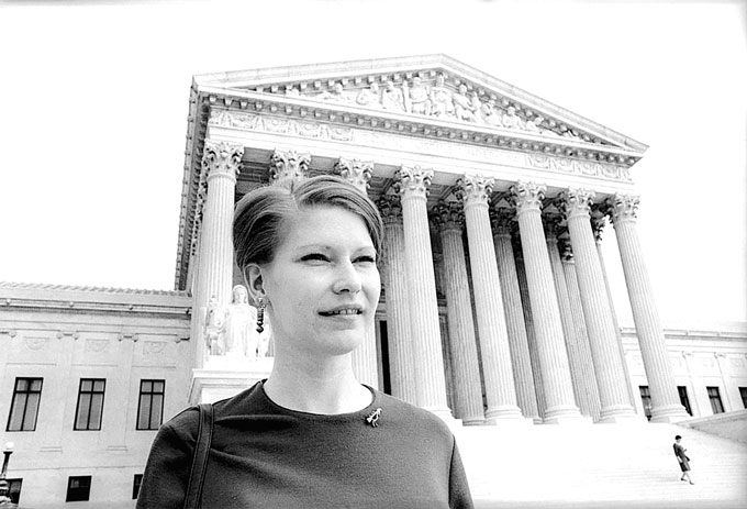Susan Epperson devant un bâtiment