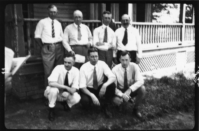 Groupe de personnes devant un porche en 1925