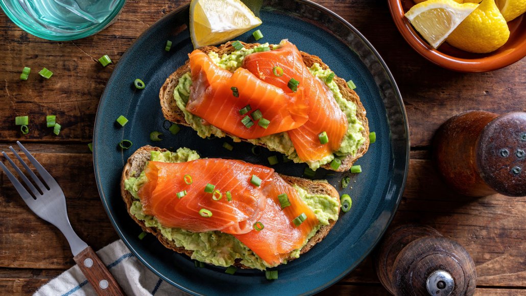 Toast à l'avocat et au saumon riche en nutriments