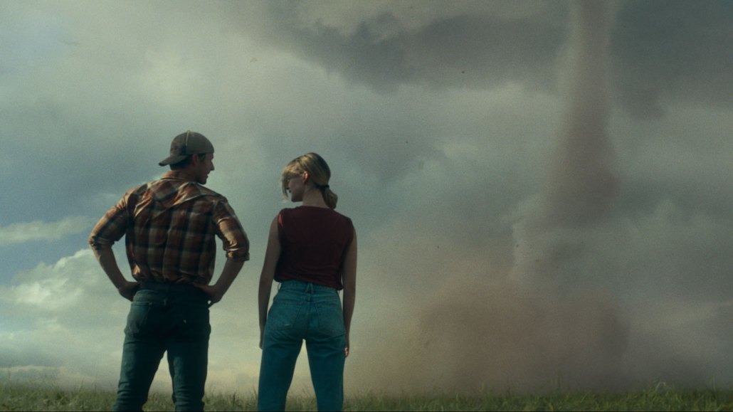 Tyler et Kate observant une tornade dans un champ