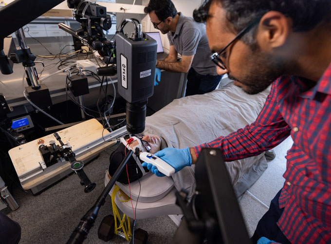 Volontaire enveloppé dans une combinaison thermique