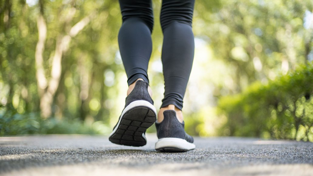 Personne marchant sur un sentier extérieur en tenue de sport