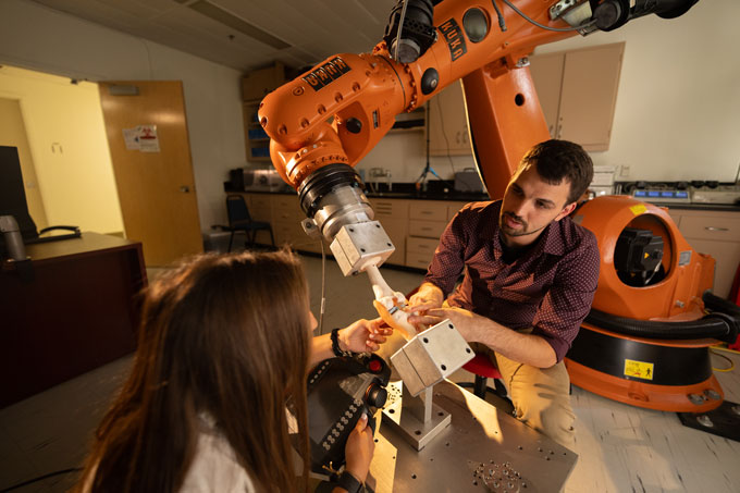 Modèle de genou humain et bras robotique