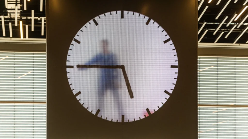 Une horloge dans le terminal de l’aéroport d’Amsterdam.