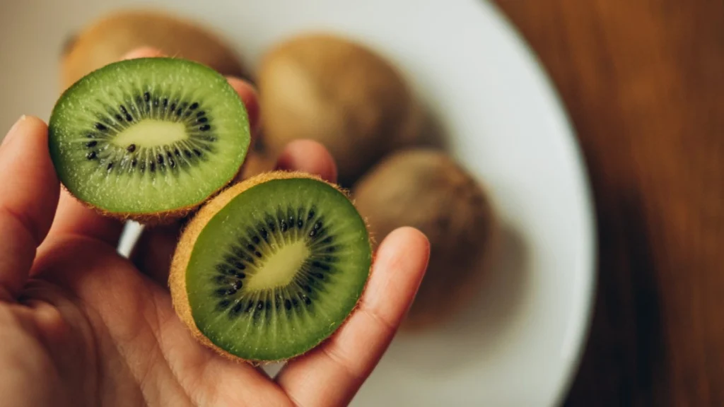 Kiwi, l’un des fruits étudiés pour comparer la teneur en fibres de ses différentes parties.