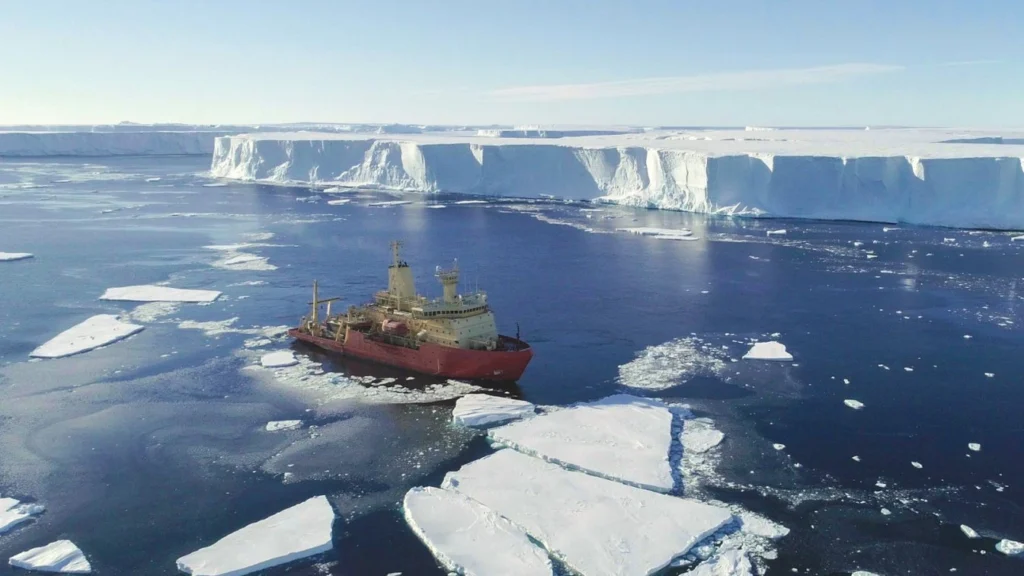 Le navire Nathaniel B. Palmer au glacier Thwaites.